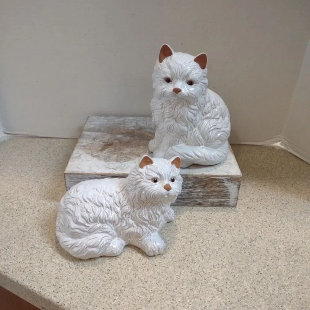 👍 White Persian Cat and Kitten Set of 2 Terracotta Figurines. C1